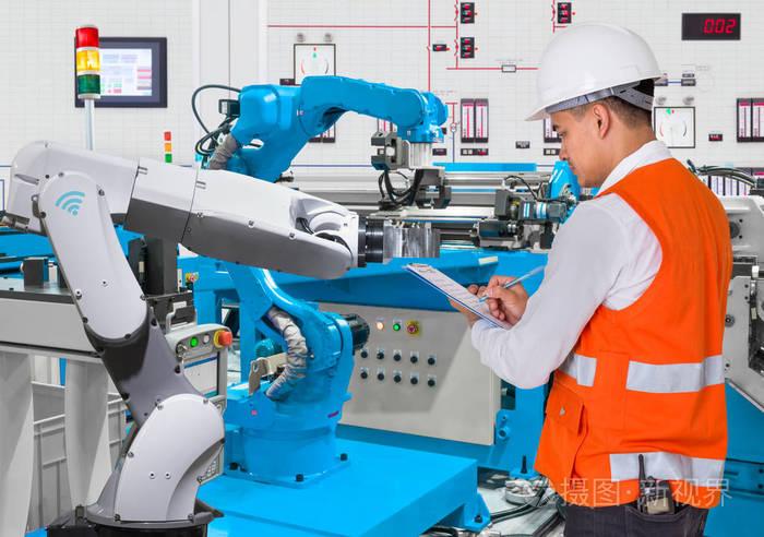 工程师检查维护每日的自动化机器人生产线行业40概念