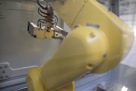 经理工程师对智能工厂工业自动化机器人臂机进行实时监控系统软件的